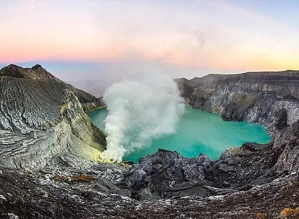 4. Kawah Ijen'deki volkanlardan doğan mavilik, lav sanılabiliyor!