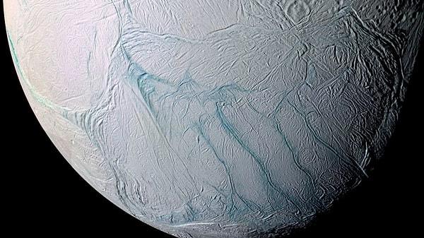Enceladus Satürn'ün en büyük altıncı uydusudur.