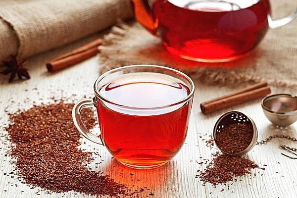 12. Güney Afrika: Rooibos çayı.  Kırmızı çay olarak bilinen bir çaydır. Afrika kökenli bir çay olan Rooibos çayı Kızıl Çalı bitkisinde elde edilir. Ekna, egzama ve dermatit hastalıklarının tedavisinde kullanılan Rooibos çayı iyot, bakır, magnezyum, çinko ve fosfor açısından da zengindir.