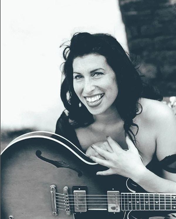 Amy Winehouse, Londra'daki evinde 23 Temmuz 2011 tarihinde alkol zehirlenmesi nedeniyle hayatını kaybetti.