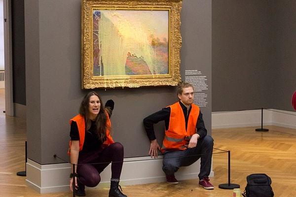 23 Ekim - Claude Monet'in ünlü Saman Yığınları eserine patates püreli saldırı
