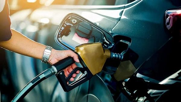 Sektör yetkilileri tarafından aktarılan haberlere göre, benzine 17 Kasım Perşembe gününden itibaren geçerli olmak üzere 77 kuruş indirim yapılması bekleniyor.