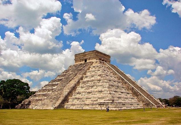 3. La civiltà azteca fu fondata più tardi dell'Università di Oxford.