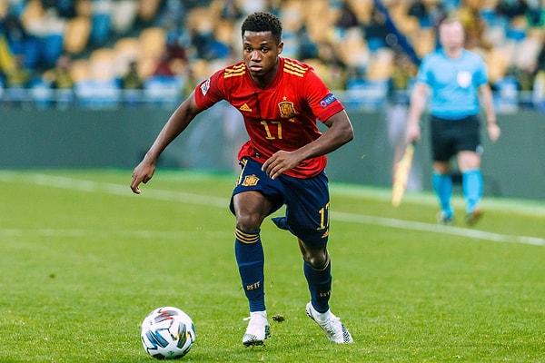 3. Barcelona'nın genç yıldızı Ansu Fati'nin doğduğu yer Gine-Bissau adında küçük bir Afrika ülkesi. Kendisi İspanya Milli Takımı'nda forma giyiyor.