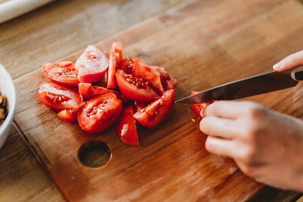 4. Salçalı yemekler domates ilave edin.