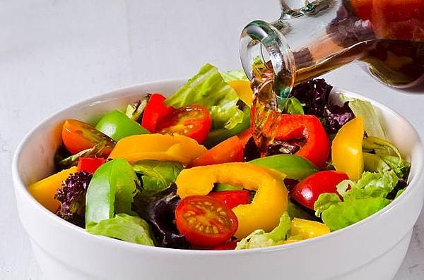 5. Salatalarınızda sirke ve limonu aynı anda tercih etmeyin.