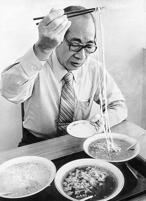 Ancak Ando hala yeni fikirler peşine düşmekten vazgeçmemişti. 1971 yılında bizim ‘bardak erişte’ olarak bildiğimiz cup noodle fikrini öne sürdü. Cup noodle o kadar sevildi ki Nissin fabrikasında günde 650 bin adet üretilmesine rağmen yetersiz geliyordu.