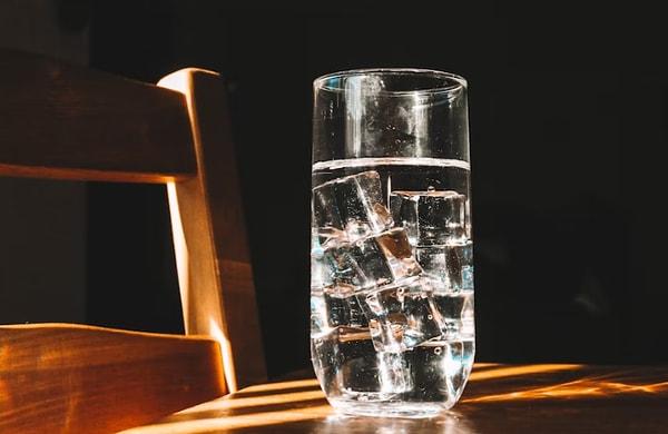 Gün içerisinde yeterince su içmek toksinleri atar, baş ağrılarını önler ve size parlak bir cilt verir. Ancak yeterince su içmemek de yaşlanma sürecini hızlandırabilir.