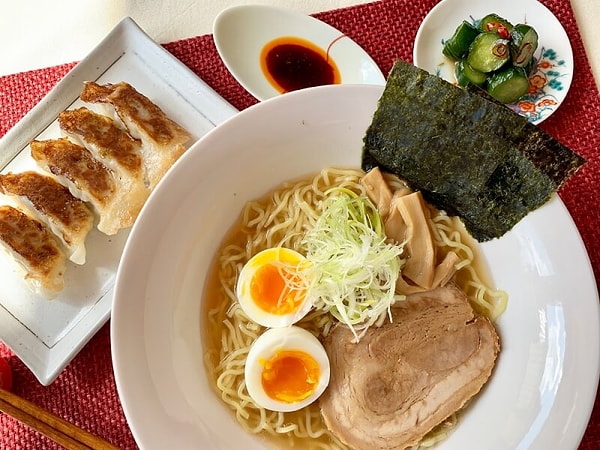 Buğday unu kaynaklı iki yiyecek; erişte çorbası olan ramen ve kızarmış mantı diyebileceğimiz gyoza isimli yiyecekler insanların uzun süre karnını doyurmalarını sağlıyordu.