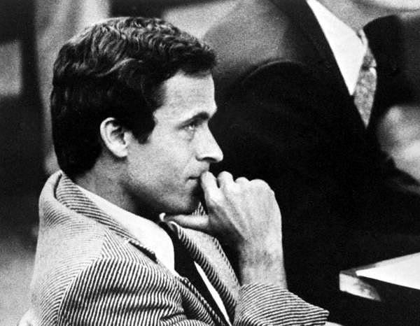 7. Gelmiş geçmiş en ünlü seri katillerden olan Ted Bundy, insanları öldürürken aynı zamanda bir intihar merkezinde çalışıyordu!