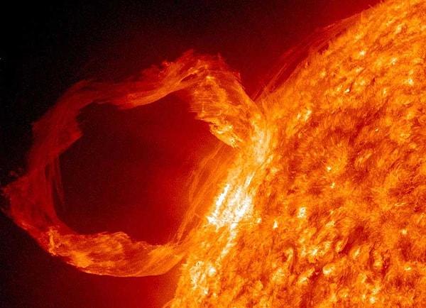 Güneş patlamaları, Güneş'in manyetik alanının yerel olarak bükülmesi ve yeniden hizalanmasından kaynaklandığı düşünülen, Güneş'in yüzeyinden elektromanyetik radyasyonun (ve bazen maddenin) enerjik salınımlarıdır.
