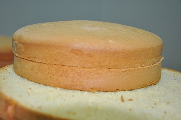 Pasta kekleri de en insaflı malzemelerden çünkü 2,25 TL olan pandispanya 4,20 TL olarak görülüyor.