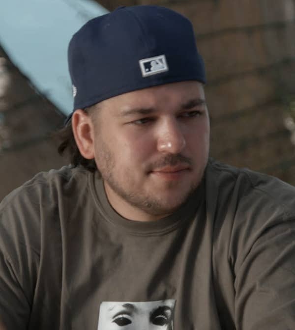 Роб Кардашьян родился в 1987 году, и в настоящее время ему 35 лет.