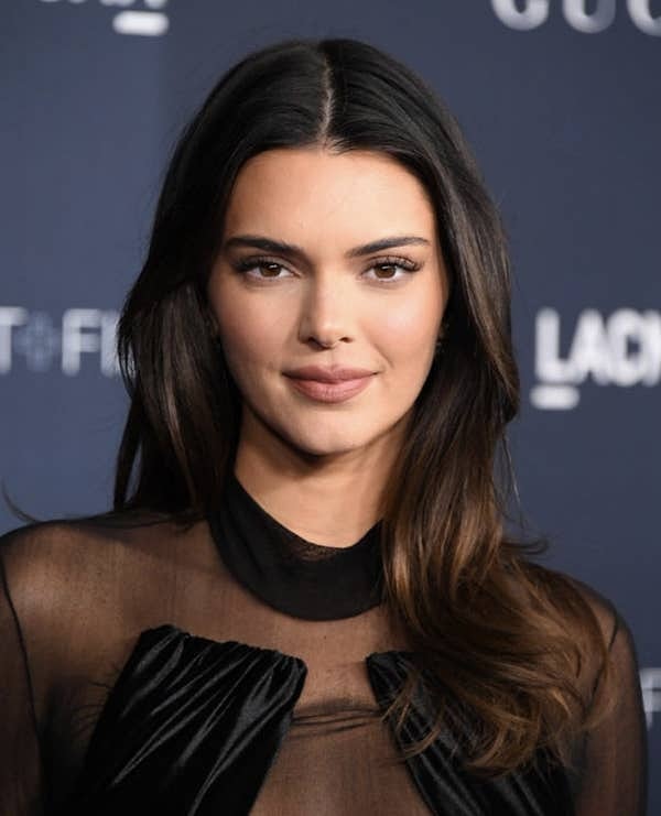 Кендалл Дженнер родилась в 1995 году, и в настоящее время ей 27 лет.