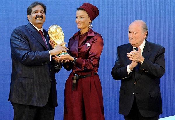 Katar 2022 Dünya Kupası’na ev sahipliği yapmak için FIFA delegelerinin oylarına ihtiyaçları vardı. Bu Katar’ın Futbol Federasyonu’nun değil Katar Devleti’nin organizasyonuydu aslında.
