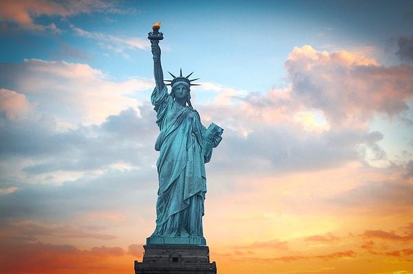3. Amerika'nın New York şehrinde, Özgürlük Adası üzerine 1886 yılında inşa edilen Özgürlük Anıtı!