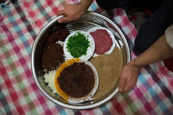 Çiğ köfte bugün özellikle Doğu ve Güneydoğu Anadolu bölgelerindeki evlerde genellikle etli olarak yapılıp tüketiliyor. Ancak gıda uzmanları her fırsatta mümkünse etsiz tüketin uyarısını yapıyor.