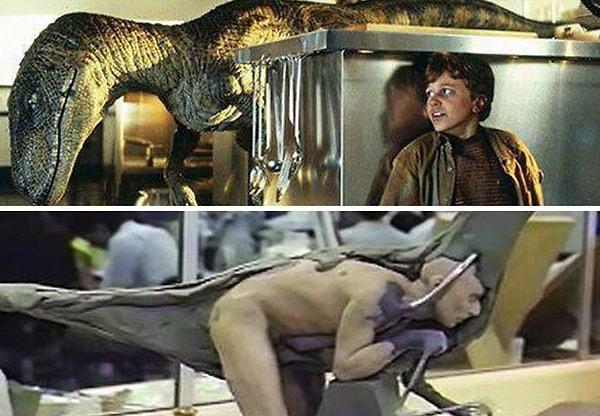 10. Jurassic Park'ın klasik filmlerinde dinozorlar aslında kostüm giymiş oyunculardı; işte film setinden bir kare 👇