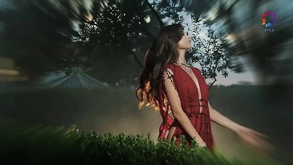 9. Afra Saraçoğlu ve Mert Ramazan Demir'in başrolü paylaştığı Star TV dizisi Yalı Çapkını'nın son bölümünde Afra Saraçoğlu'nun giydiği dekolteli kırmızı elbisenin fiyatı gündem oldu.