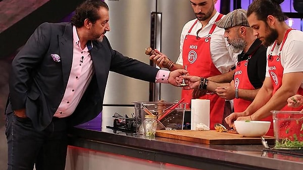 MasterChef Türkiye'nin en sevilen jüri üyesi Mehmet Yalçınkaya'yı bizler sivri diliyle sert tavırlarıyla biliyoruz.