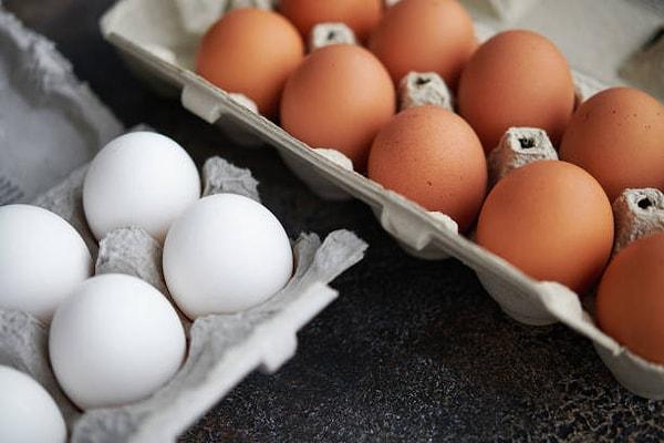 Tatlılarda ve hamur işlerinde kullandığınız yumurtalar taze değilse piştikten sonra kokabilir. Yumurta bayatladığında zaten kötü bir kokuya sahip olur. Rengi farklılaşır ve yenmeyecek duruma gelebilir.