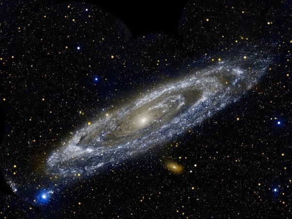 Harvard Üniversitesi'nde astronomi profesörü olan ortak yazar Charlie Conroy, "Onlarca yıldır genel varsayım, yıldız halesinin aşağı yukarı küresel olduğuydu" diye ekliyor.