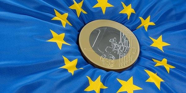 Euro Bölgesi için büyüme tahmini bu yıl için yüzde 3,1'den yüzde 3,3'e, gelecek yıl için yüzde 0,3'ten yüzde 0,5'e çıkarılırken, 2024 beklentisi yüzde 1,4 olarak belirlendi.
