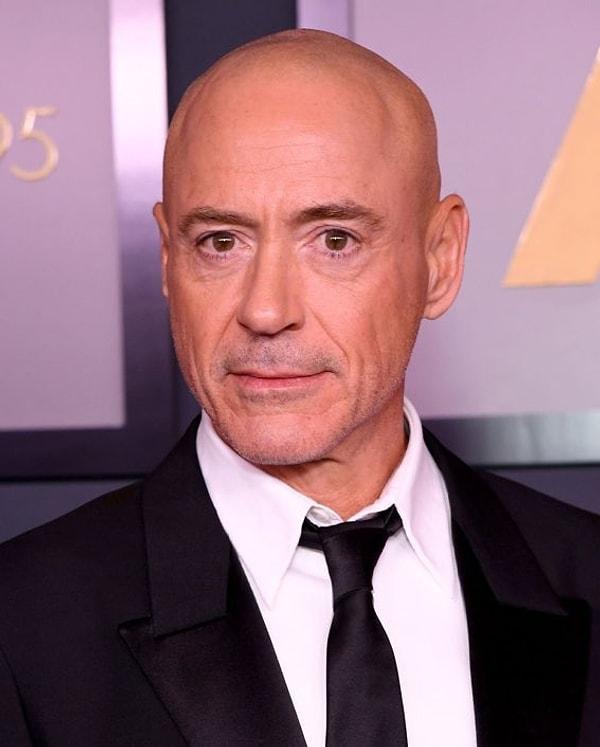 Los Angeles, California'da düzenlenen 13. Governors Awards'ın kırmızı halısında görüntülenen Robert'ın rolü için saçlarını kazıttığı öğrenildi.