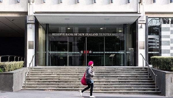 Yeni Zelanda Merkez Bankası(RBNZ), enflasyon ve istihdam hedeflerine ulaşmak için daha yüksek faiz oranlarına ihtiyaç olduğunu belirterek gösterge faiz oranını 75 baz puan artırdı.