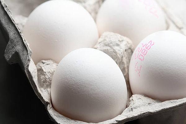 Yumurtaların üzerine, alındığı tavuğun cinsini ve kalitesini ifade eden bazı kodlar yazılıdır.