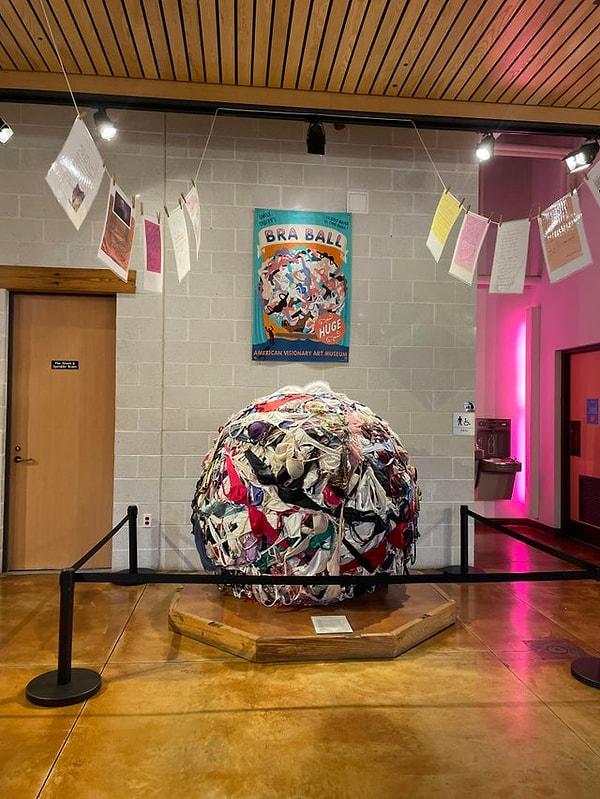 6. Amerika Sanat Müzesi'ndeki sütyen topu...