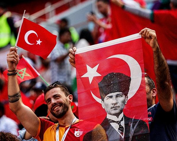 Hırvatistan-Fas karşılaşmasında tribünlerde yer alan Türk taraftarın görüntüsü sosyal medyada çok beğenildi.