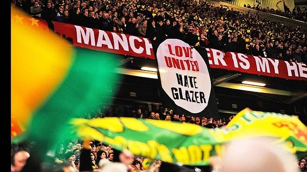 Biliyorsunuz ki, Manchester United taraftarları uzun bir süredir kulübün sahibi olan Glazer ailesini istifaya çağırıyorlardı.