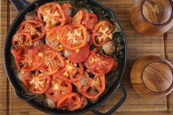 Domates artık Türk mutfağı için çok önemli bir malzemedir. Çorbalara, ana yemeklere, salatalara ve soslara; kısaca her şeyin içine domates katıyoruz. Keşfedilmeseydi yemek kültürümüz nereye giderdi acaba? Siz ne düşünüyorsunuz?