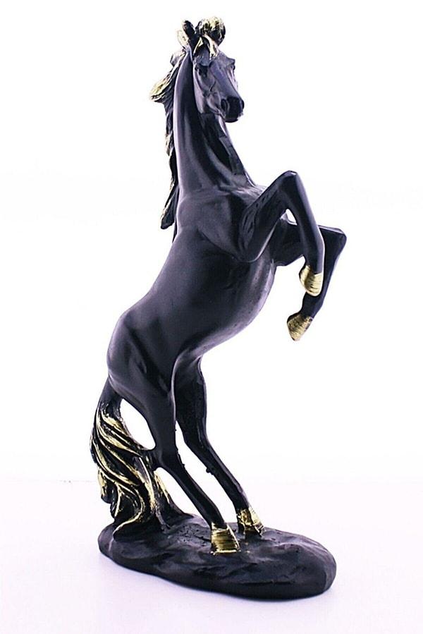 8. Şahlanmış siyah at biblosu, oldukça şık ve dikkat çekici dekoratif bir parça.