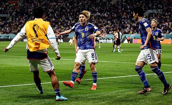 Almanya karşısında ilk yarıyı 1-0 mağlup kapatan Japonya, ikinci yarıda pes etmeyip dünya devi karşısında galibiyeti almayı başararak hepimizi şaşırtmayı başarmıştı.