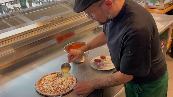 Berlusconi'nin açıklamaları ülkede ciddi bir şaşkınlık ve kızgınlık yaratmıştır. Eski başbakanın bu sözünden sonra bir grup Finli aşçı, İtalya'dan intikam almaya karar verir ve dünyanın en iyi pizzasını yapmak için çalışmalara başlar.