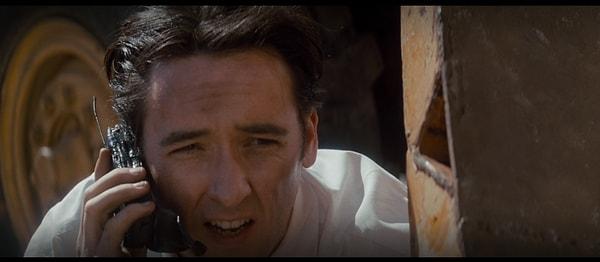 8. Con Air (1997) filminde göğsüne doğru yakıcı bir sıcak jet patlamasından kurtulduktan hemen sonra Ajan Larkin, ısı yüzünden erimiş bir cep telefonuyla arama yaparken görülebilir.