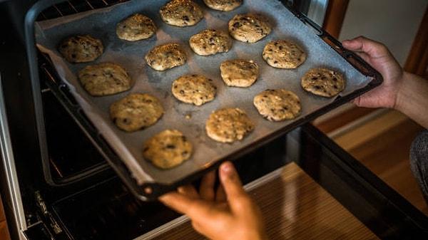 12. Kurabiye pişirdikten sonra kurabiyelerin boyutunda küçülme oluyorsa hamur iyi dinlenmemiştir.