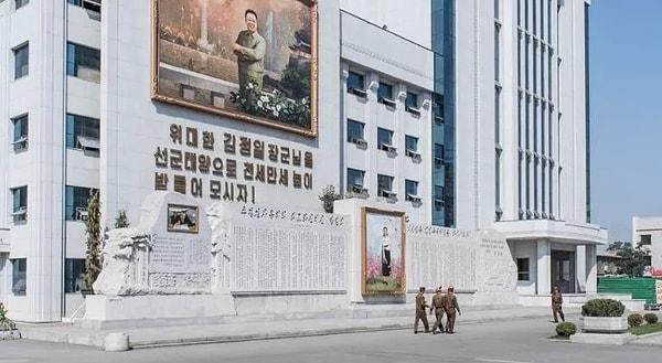 6. Kuzey Kore'de yalnızca bir sanat stüdyosunun ülke liderlerinin sanat eserlerini üretmesine izin veriliyor.