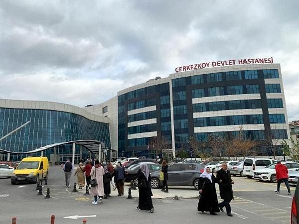Sosyal medyada son günlerde Tekirdağ'ın Çerkezköy ilçesindeki Çerkezköy Devlet Hastanesi'nde yaklaşık 4 aydır pratisyen hekim olarak görev yapan Ayşe Özkiraz isimli kadın konuşuluyor.