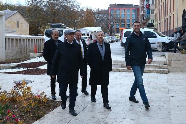 Yavaş, Kırşehir'de bir organizasyon sonrası cadde üzerinde kısa bir yürüyüş yaparken fotoğraf çektirmek isteyen ama söylemekten çekinen gençleri fark etti.