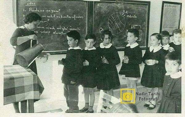18. Okulda süt dağıtımı, 1953.