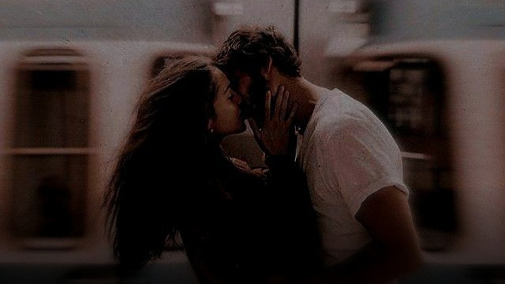 Sevgilinizle Dinlerken Ekstra Romantikleşeceğiniz 14 Aşk Dolu Şarkı