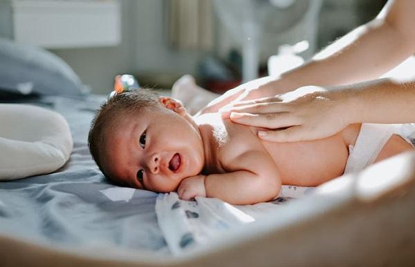 Bebeklerde sık aralıklarla, uzun süreli ve yoğun görülen ağlama veya huzursuzluk durumuna kolik adı verilir.