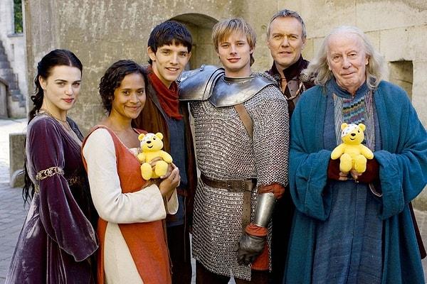 Aslında tarihte bakarsanız Kral Arthur efsanelerinde yer edinen Merlin, dizide karşımıza çıkan büyücüden çok daha başka bir karakter. Fakat dizide öylesine iyi, öylesine sempatikti ki sevmemek elde değildi.