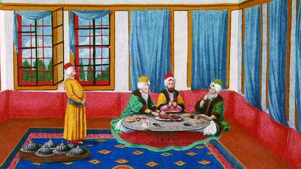 1853-1856 yılları arasındaki Kırım Savaşı’ndan hemen sonra başta devlet ricali olmak üzere üst tabaka ‘minder’, ‘sedir’ gibi geleneksel eşyayı satıp yerine ‘kanepe’ almaya başlamış, düne kadar yerde sinide yemek yiyenler, masalara sofra kurup iki parmağı yerine çatal-bıçak kullanılmaya başlamıştı.