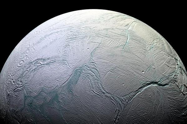 13. Satürn'ün Encadalus uydusunda yaşam olma ihtimali çok yüksek.