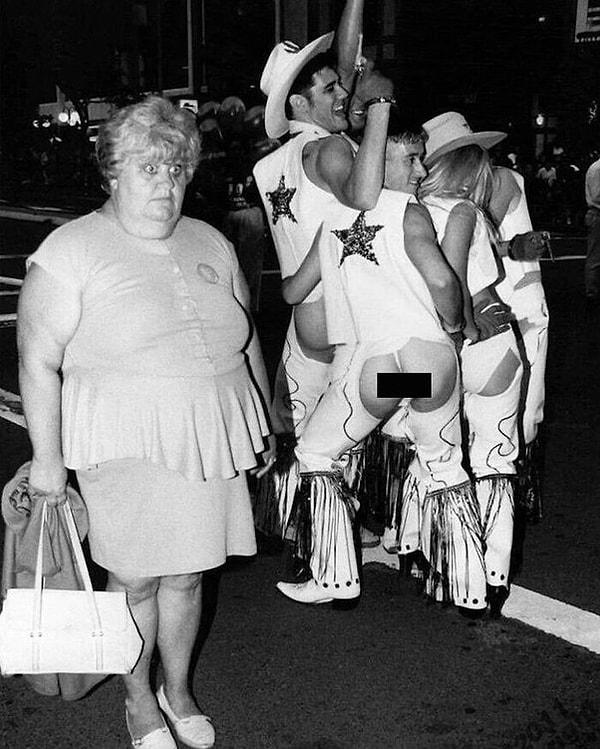 7. 1994 senesinde gerçekleşen Sidney’in en büyük partisi 'Gey ve Lezbiyen Mardi Gras' geçit töreninde şaşırmış bir kadın.