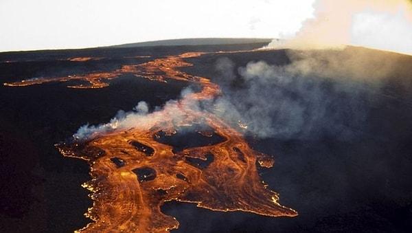 USGS'nin en son güncellemesi, çoğu birkaç metre boyunda olan birkaç lav çeşmesinden bahsediyor.